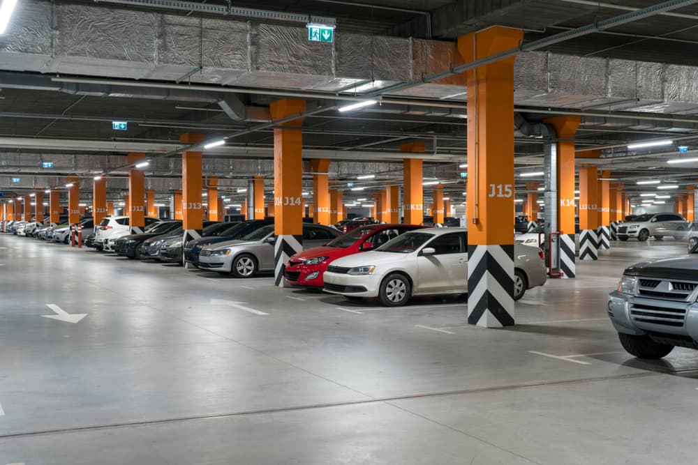 Mit dem E-Auto zum Flughafen Köln/Bonn – nachhaltig parken & laden